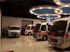 北京会议租车接送12座考斯特带司机价格多少钱一天？